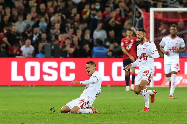 burak-yilmaz-ve-zeki-celik-ter-doktu-lille-ile-brest-yenisemedi-1635026598294.jpeg Burak Yılmaz ve Zeki Çelik ter döktü! Lille ile Brest yenişemedi-3