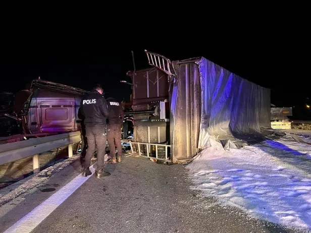 Sakarya'da feci kaza: Devrilen tırda sıkışan sürücü hayatını kaybetti-2