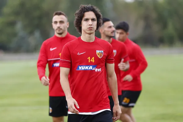 kayserispordan-barcelonaya-transfer-olan-emre-demir-aciklamalarda-bulundu-kayseride-neden-oynamadigini-bilmiyo-1654780278259.jpg Kayserispor'dan Barcelona'ya transfer olan Emre Demir açıklamalarda bulundu! Kayseri'de neden oynamadığını bilmiyor...-4