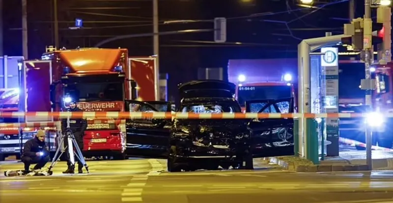 almanyada-noel-pazarina-arac-ile-saldiri-ortalik-kana-bulandi-cok-sayida-olu-ve-yarali-var-tepkiler-pes-pese-g-1734756872151.jpg Polis ekipleri çevrede güvenlik önlemleri aldı. (AA)