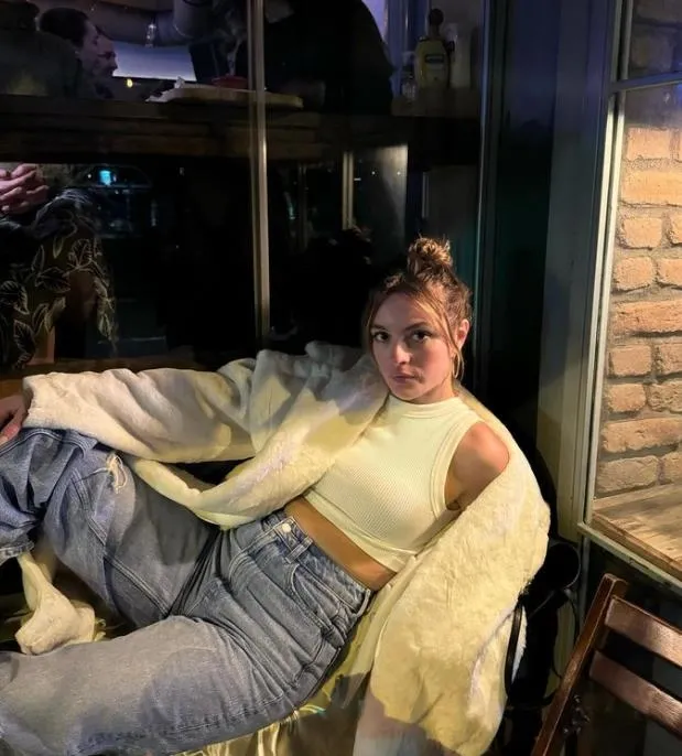 1706737896785.jpeg Melis Sezen tarzıyla sınıfta kaldı! Kapri pantolonu ve büstiyeriyle geceye katıldı dalga konusu oldu: 'Gözüm kanadı resmen'-2