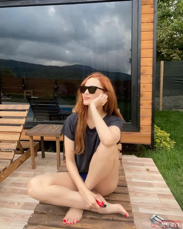Mine Tugay dekolteli büstiyeri ile sere serpe uzanıp poz verdi! Yorum yağdı: “Abla ne zaman yaşlanmayı düşünüyorsun?” - 8