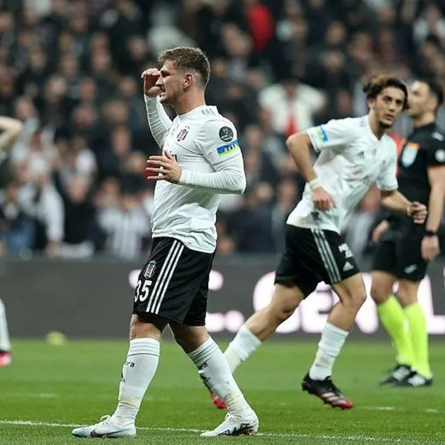 Kartal Şahin’e tosladı