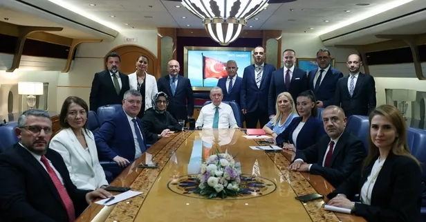 Başkan Erdoğan CHP'yi özetledi! İta amiri kulağına fısıldıyor Özgür Özel konuşuyor | 100 yıllık partiyi hırsızlık çetesinin fedaisi ettiler