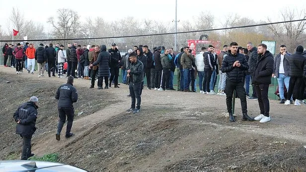 edirnede-amator-ligde-meydana-gelen-kavgada-6-kisi-gozaltina-alindi-taraftarlarin-uzerinden-satir-ve-bicak-cik-1670786978671.jpeg Edirne'de amatör ligde meydana gelen kavgada 6 kişi gözaltına alındı! Taraftarların üzerinden satır ve bıçak çıktı-2