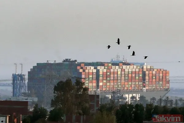 SON DAKİKA: Süveyş Kanalı'nda sıkışan Ever Given isimli gemi hareket ettirildi! Mürettebatın sevinç anları kamerada: Allahuekber - 40