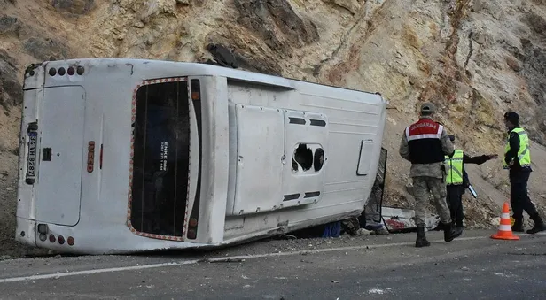 Son dakika: Sivas'ta işçileri taşıyan servis midibüsü kaza yaptı! Çok sayıda yaralı var-3