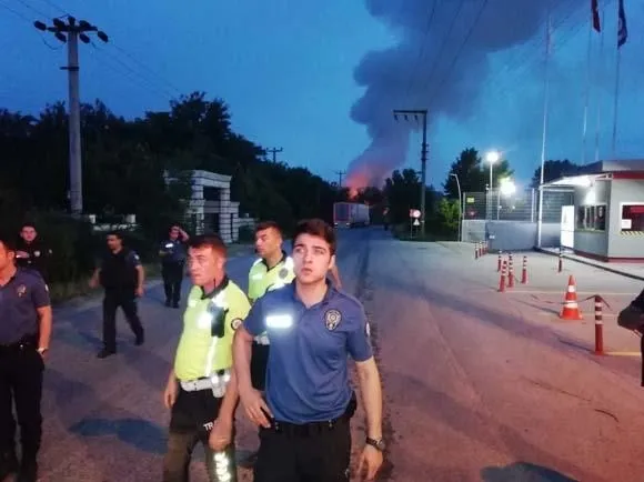 Son dakika: Kocaeli'de bir fabrikada yangın çıktı! Patlamalar yaşanıyor...-1