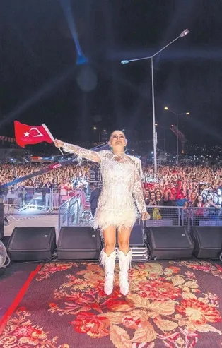 30 Ağustos Zafer Bayramı Türkiye’nin dört bir yanında kutlandı! Demet Akalın, Merve Özbey, Ziynet Sali hayranlarını coşturdu