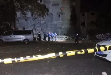 Beyoğlu'nda 3 katlı boş bina çöktü
