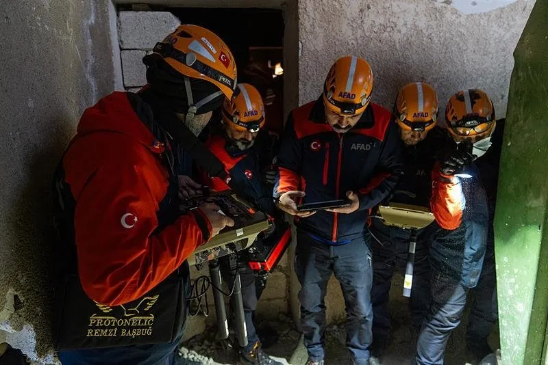Afet ve Acil Durum Yönetimi Başkanlığı (AFAD) ekipleri, devrik lider Beşşar Esed'in işkence merkezi Sednaya Hapishanesi'nde mahsur kaldığı düşünülen kişiler için arama tarama ve kurtarma faaliyetlerine başladı. Sednaya Hapishanesi'nde mahsur kaldığı düşünülen kişiler için gönderilen AFAD ekipleri, bölgeye intikal ederek çalışmalarına başladı. (AA)