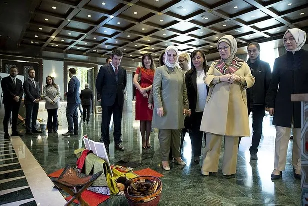 emine-erdogan-dunya-gonulluluk-gunu-kapsaminda-cumhurbaskanligi-kulliyesindeki-afrika-evi-programina-katildi-1670353303842.jpeg Emine Erdoğan, Dünya Gönüllülük Günü kapsamında Cumhurbaşkanlığı Külliyesi'ndeki Afrika Evi programına katıldı-5