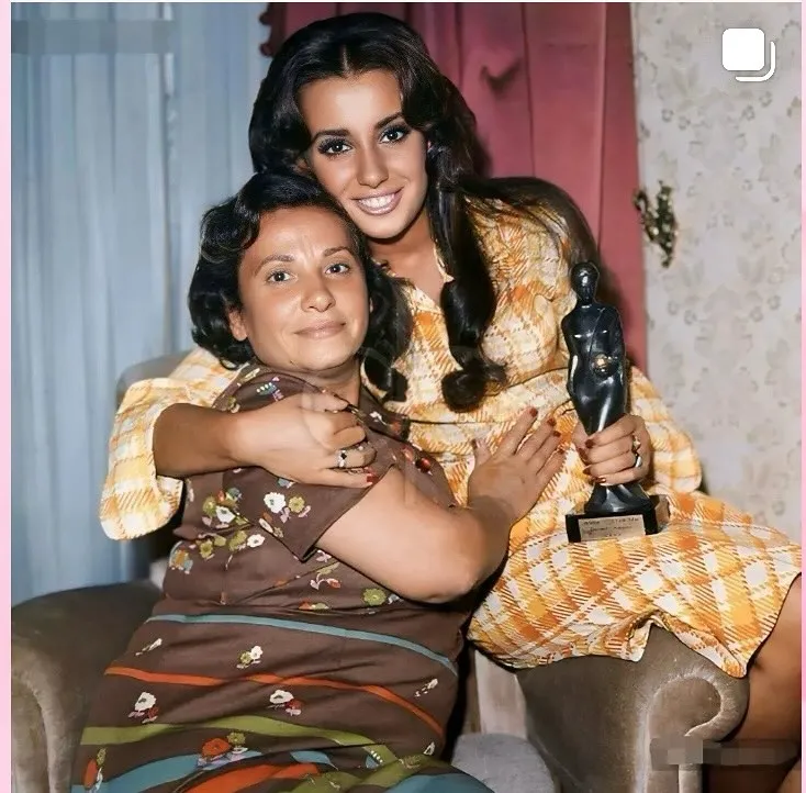 perihan-savasin-nostaljik-tarzi-cok-konusuldu-kizi-zubeyde-melek-paylasti-1774951669430.jpg Perihan Savaş’ın nostaljik tarzı çok konuşuldu! Kızı Zübeyde Melek paylaştı-5