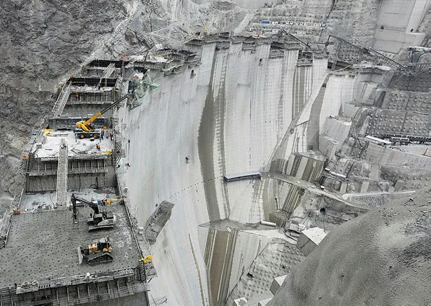 yusufeli-barajinin-govde-yuksekliginde-244-metreye-ulasildi-1604314027325.jpg Yusufeli Barajı'nın gövde yüksekliğinde 244 metreye ulaşıldı-2