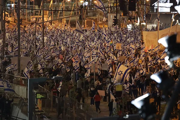 israil-yangin-yerine-ceviren-protestolarin-ardindan-netanyahudan-geri-adim-savunma-bakanini-goreve-iade-etti-1681157614436.jpg İsrail'i yangın yerine çeviren protestoların ardından Netanyahu'dan geri adım: Savunma Bakanı Gallant'ı göreve iade etti-2