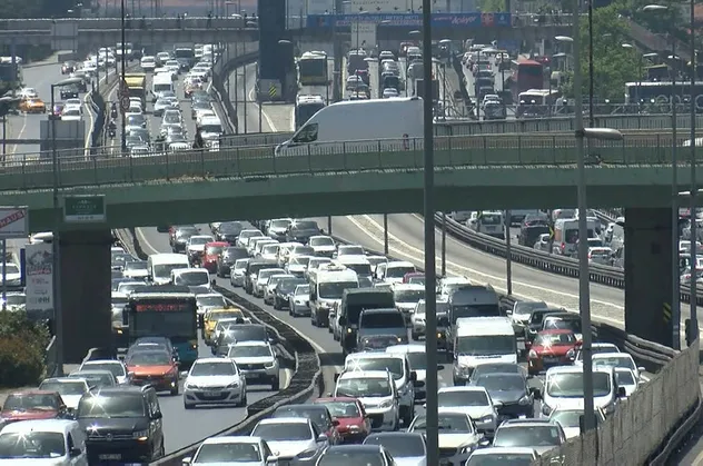 İstanbul'da trafik yoğunluğu! Ana yollar kilit! Yüzde 63'ü aştı