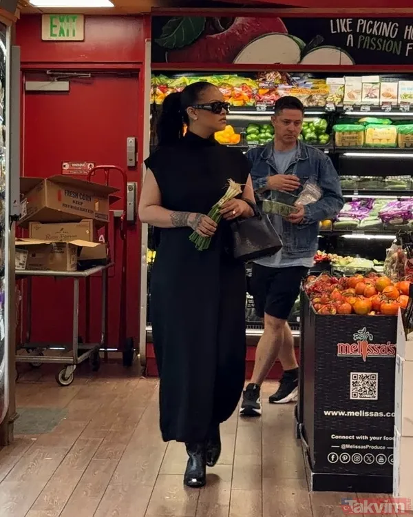 1 milyar dolarlık serveti olan Rihanna market alışverişinde: Taze soğanlarını kendi seçti - 6