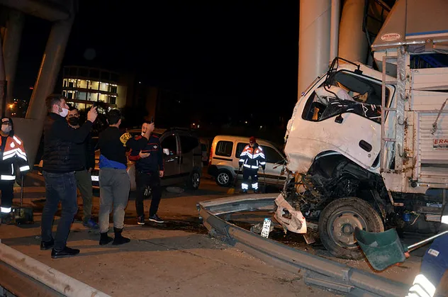 Freni boşalan kamyon dehşet saçtı! Son anda atladılar