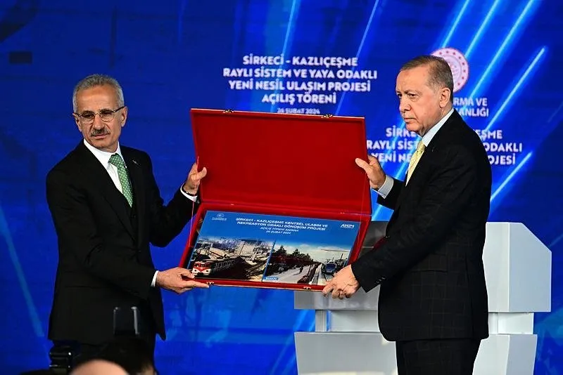 Başkan Recep Tayyip Erdoğan, Sirkeci - Kazlıçeşme Raylı Sistem ve Yaya Odaklı Yeni Nesil Ulaşım Projesi açılış törenine katıldı. Törende Ulaştırma ve Altyapı Bakanı Abdulkadir Uraloğlu, Başkan Erdoğan'a hediye takdim etti.