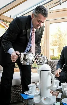 Alman mevkidaşından Çavuşoğlu'na Türk çayı