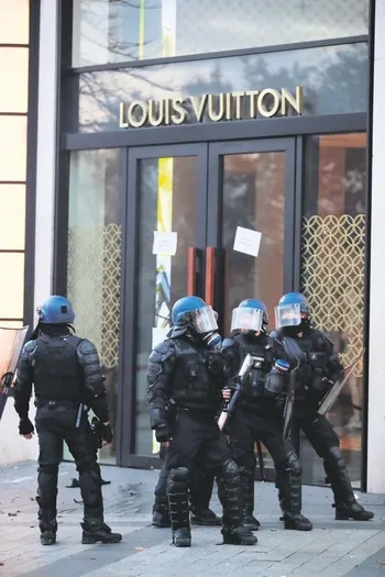 Fransız polisi Louis Vuitton mağazasını korumaya aldı-1