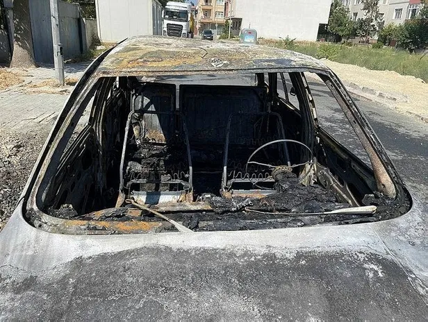 durdugu-yerde-alev-alev-buyukcekmecede-otomobil-yandi-1692801042034.jpeg Durduğu yerde alev alev! Büyükçekmece'de otomobil yandı-1