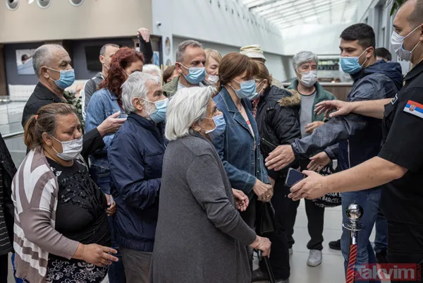 Koronavirüs aşısı olana 250 TL kampanyası Sırbistan'da izdiham yarattı! Jelena Karleusa da aşı oldu - 36