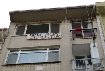 Oturduğu 55 yıllık apartmandan taşındı ev sahibi kiraya vereceğini söyleyince "Bu bina çürüktür" yazılı pankart astı