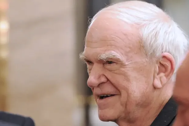 Milan Kundera kimdir, kitapları sözleri nelerdir? Usta yazardan acı haber! Milan Kundera kaç yaşında, neden öldü, hastalığı neydi? İşte Milan Kundera hayatı ve eserleri...-2
