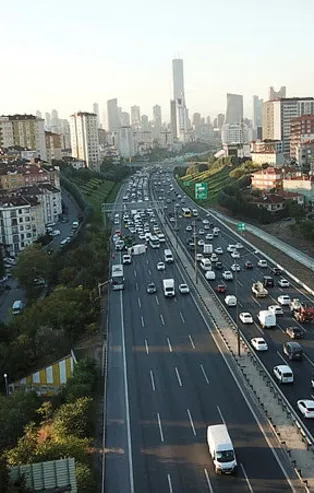 TEM'de trafiği kilitleyen kaza