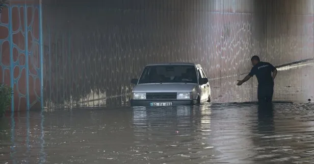 Adana’da araçlar mahsur kaldı, yol kapatıldı