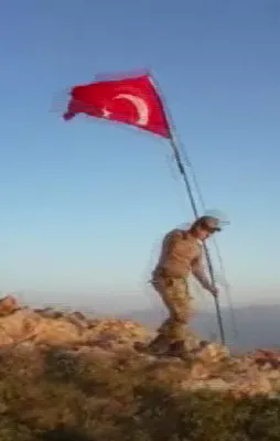 Mehmetçik, PKK'nın 'Girilmez' dediği yere Türk bayrağı dikti