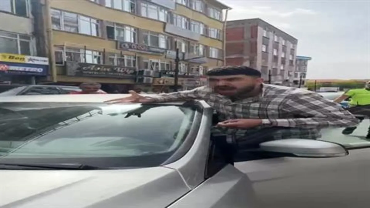 Aksaray'da trafiği birbirine kattı: Aracı trafik polisinin üzerine sürdü | İşte o pişkin davranışlar...
