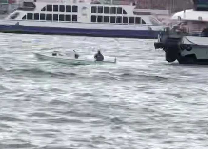 karakoyde-panik-yolcu-vapurunun-carptigi-teknedeki-kisi-denize-dustu-1772113510764.jpeg Karaköy'de panik: Yolcu vapurunun çarptığı teknedeki kişi denize düştü-3