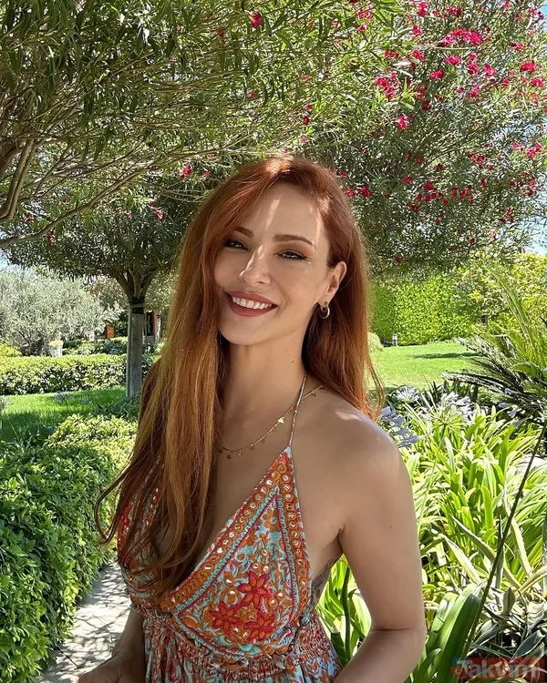 45 yaşındaki Mine Tugay’dan kırmızı bikinili havuz pozu! En doğal haliyle sosyal medyada paylaştı! - 2