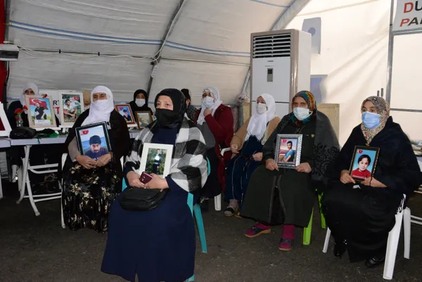 diyarbakir-hdp-il-baskanligi-onunde-annelerin-nobeti-505-gundur-devam-ediyor-pkk-iftiralara-basladi-1611048734054.jpg Diyarbakır HDP İl Başkanlığı önünde annelerin nöbeti 505 gündür devam ediyor! PKK iftiralara başladı-2
