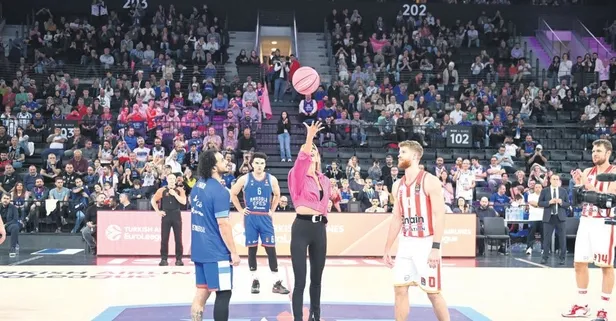 Hava atışı Çağla Şikel'den