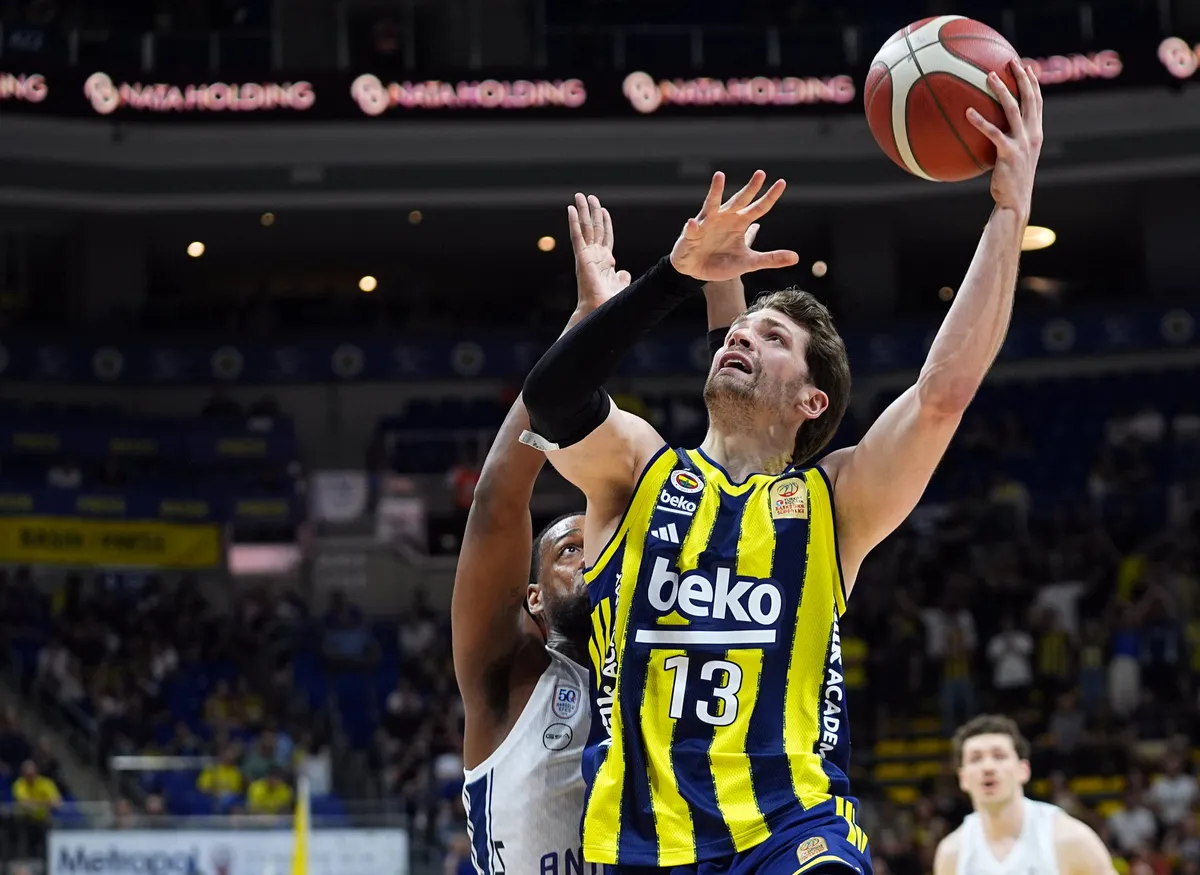 anadolu-efes-fenerbahceyi-deplasmanda-devirdi-1780338866745.jpg Fenerbahçe Beko ile Anadolu Efes arasındaki serinin ikinci maçı yine sarı lacivertlilerin evinde oynayacak