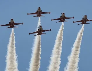 Türk Yıldızları’nın KKTC’de nefes kesti!