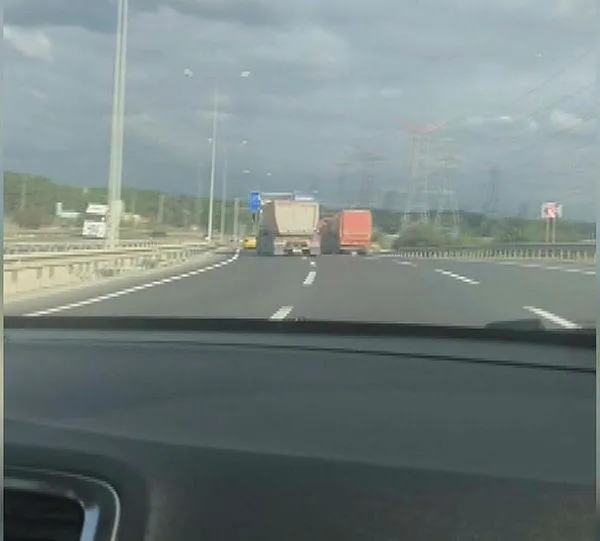 İstanbul'da pes dedirten görüntü! 120 km hızla makas atarak ilerleyen hafriyat kamyonu kamerada-4