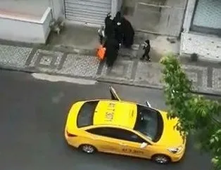 Taksicinin araçtan attığı kadın sokakta doğum yaptı
