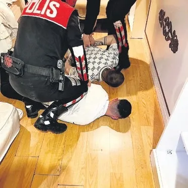 Otel odasında kalaşnikof