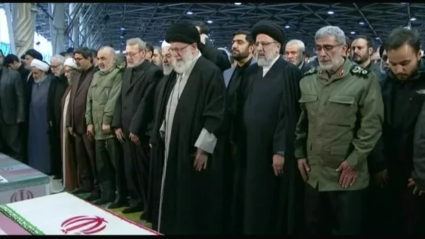 Kasım Süleymani'nin cenaze namazını kıldıran Hamaney gözyaşlarını tutamadı!-7