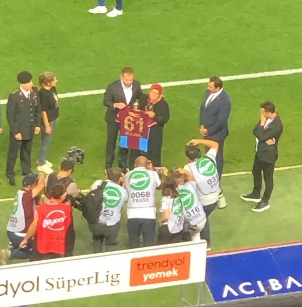 iyi-ki-varsin-eren-trabzonspor-baskani-ertugrul-dogan-sehit-eren-bulbulun-annesi-ayse-bulbue-forma-hediye-etti-1691777027146.jpeg İyi ki varsın Eren! Trabzonspor Başkanı Ertuğrul Doğan şehit Eren Bülbül'ün annesi Ayşe Bülbü'e "Eren Bülbül" yazılı forma hediye etti-4
