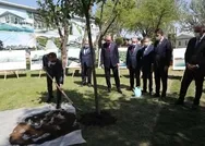 Başkan Erdoğandan millet bahçesi açılışı öncesinde samimi kareler! Diktiği ağaca can suyunu elleriyle verdi