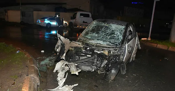 İzmir'de korkunç kaza! Araç hurdaya döndü yaralılar var