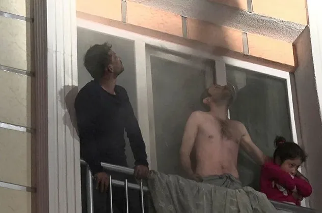 İstanbul Beylikdüzü'nde korkutan yangın! Mahsur kalan 10 kişiyi itfaiye kurtardı