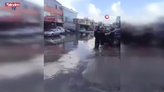 Ankara sokakları göle dönünce vatandaşlar olta atıp balık tuttu