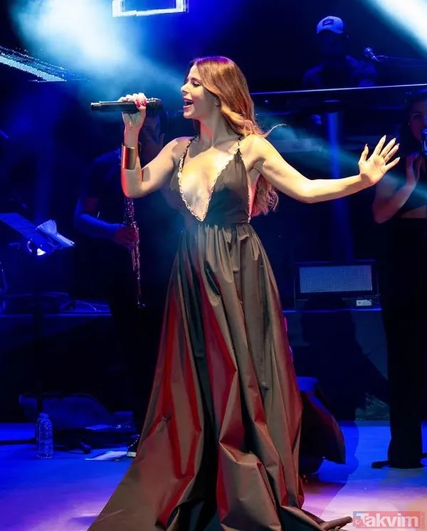 Simge Sağın göğüs arasındaki dövmeyi göstermek için öyle bir kıyafet giydi ki böyle dekolte görülmedi! Göğüs ucu belli olan Simge… - 12