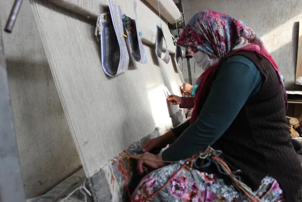 manisanin-demirci-ilcesinde-25-kadinin-dokudugu-halilar-abd-basta-olmak-uzere-bircok-ulkeye-ihrac-ediliyor-1606286252547.jpg Manisa'nın Demirci ilçesinde 25 kadının dokuduğu halılar ABD başta olmak üzere birçok ülkeye ihraç ediliyor-3